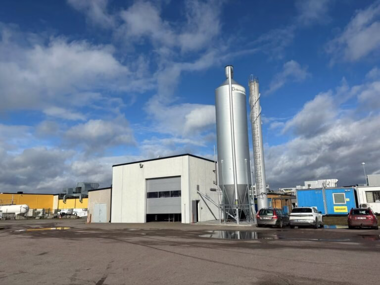 Træpille-silo til Guldfågel sammen med BKtech